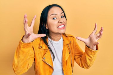 Burnu delinmiş, sarı deri ceketli güzel İspanyol kadın öfkeden kudurmuş, elleri boğmaya çalışıyor, deli gibi bağırıyor. 