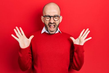 Sıradan kıyafetler ve gözlük takan genç kel adam başarının çılgınlığını kutluyor kolları havada ve gözleri kapalı heyecanla bağırıyor. Kazanan konsept 