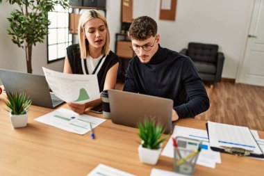 Ofiste çalışan ve konuşan iki iş adamı..