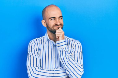 Zarif kıyafetler giyen genç kel bir adam şüpheye odaklanmıştı. Parmakları çenesinde ve yukarı bakıyordu. 