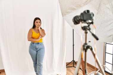 Fotoğrafçılık stüdyosunda mankenlik yapan genç ve güzel bir İspanyol kadın kollarını kavuşturup depresyondan sıkılmış ve yorgun göründüğünü düşünüyor.. 