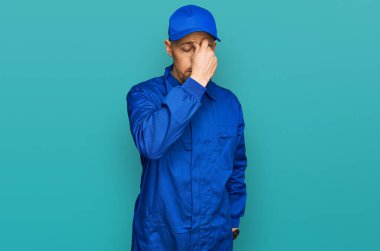 Sakallı, inşaatçı tulumu giyen kel bir adam. Burnu ve gözleri ovuşturmaktan yorgun. Yorgunluk ve baş ağrısı çekiyor. Stres ve hüsran kavramı. 