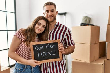 Yeni ev mesajımızla birlikte ellerinde tahtayla gülümseyen beyaz bir çift..