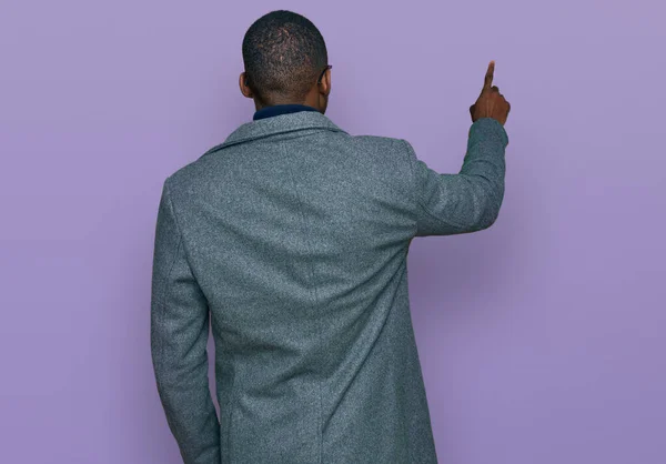 Jonge Afro Amerikaanse Man Draagt Zakelijke Kleding Bril Poseren Achteruit — Stockfoto
