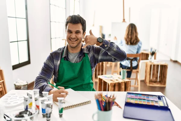 Joven Artista Estudio Arte Sonriendo Haciendo Gesto Teléfono Con Mano — Foto de Stock