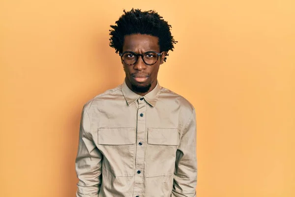 Junger Afrikanisch Amerikanischer Mann Lässiger Kleidung Und Brille Skeptisch Und — Stockfoto