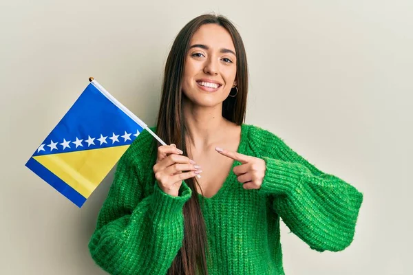 Jong Hispanic Meisje Houden Bosnia Hier Vina Vlag Lachend Gelukkig — Stockfoto
