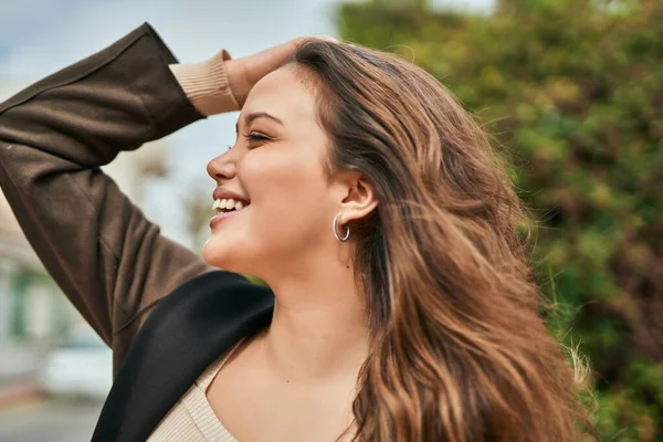 Joven Mujer Hispana Sonriendo Feliz Pie Ciudad — Foto de Stock