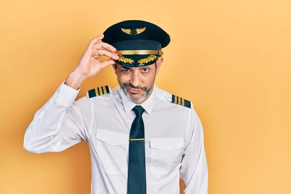 Pohledný Muž Středního Věku Šedivými Vlasy Uniformě Pilota Letadla Obavy — Stock fotografie
