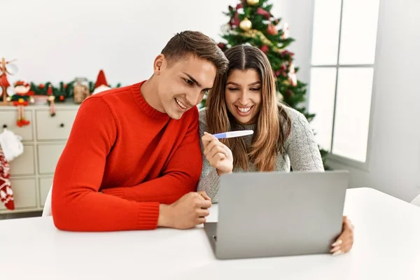 Casal Jovem Sorrindo Feliz Segurando Teste Gravidez Sentado Mesa Com — Fotografia de Stock