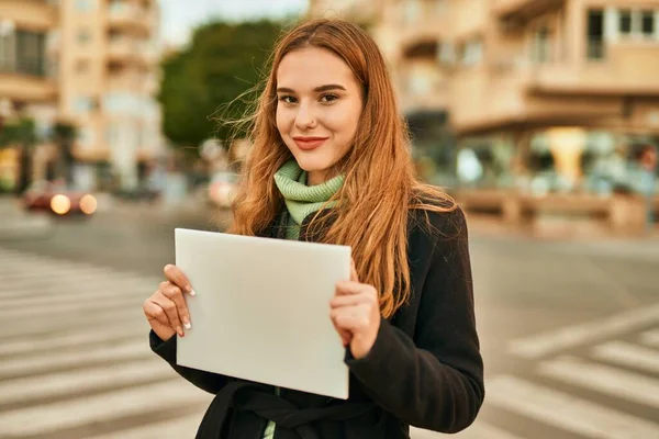 Junges Blondes Mädchen Lächelt Glücklich Und Hält Leeres Transparent Der — Stockfoto