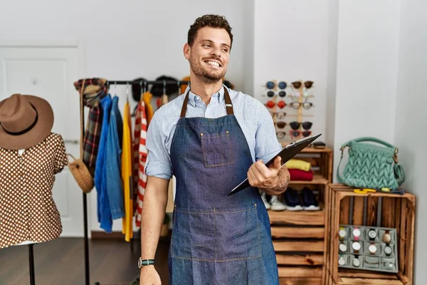 Stilig Ung Man Som Arbetar Som Chef Detaljhandeln Butik Tittar — Stockfoto