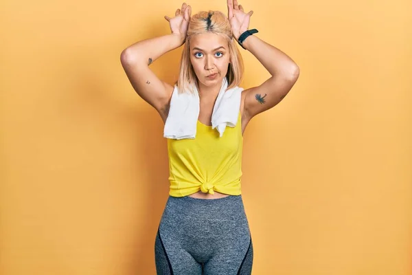 Mooie Blonde Sportvrouw Dragen Workout Outfit Doen Bunny Oren Gebaar — Stockfoto