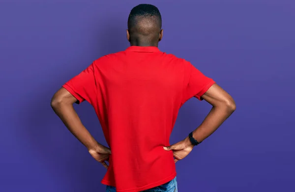 Jonge Afro Amerikaanse Man Draagt Casual Rood Shirt Staan Achteruit — Stockfoto