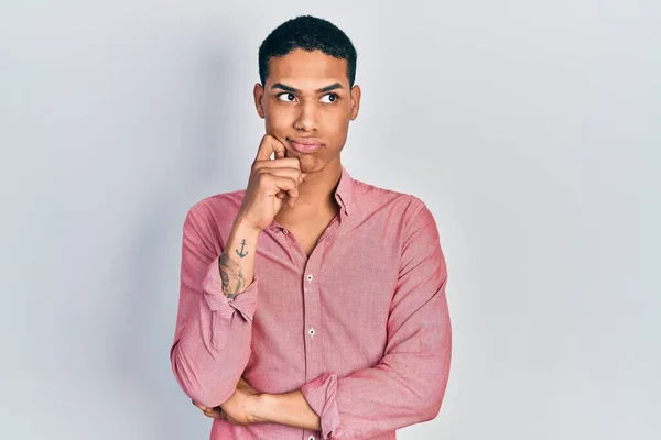 Junger Afrikanisch Amerikanischer Typ Lässiger Kleidung Ernstes Gesicht Über Frage — Stockfoto