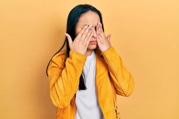 Hermosa Mujer Hispana Con Piercing Nariz Con Chaqueta Cuero Amarillo — Foto de Stock