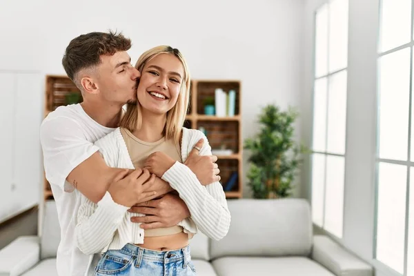 Jovem Casal Caucasiano Sorrindo Abraço Feliz Beijando Casa — Fotografia de Stock