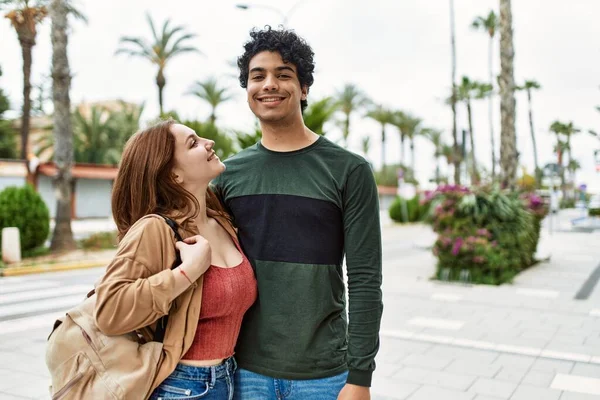 Genç Irklar Arası Bir Çift Gülümsüyor Şehirde Birbirlerine Sarılıyorlar — Stok fotoğraf