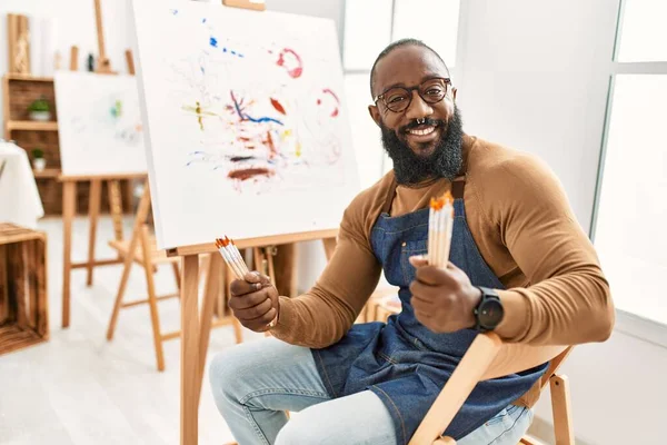 Joven Afroamericano Artista Hombre Sonriendo Feliz Dibujo Estudio Arte —  Fotos de Stock