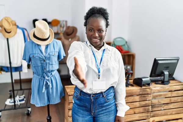 Junge Afrikanerin Die Als Managerin Einer Boutique Arbeitet Lächelt Freundlich — Stockfoto