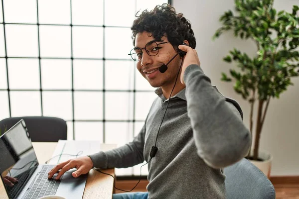 Fiatal Spanyol Call Center Ügynök Férfi Mosolyog Boldog Dolgozik Irodában — Stock Fotó