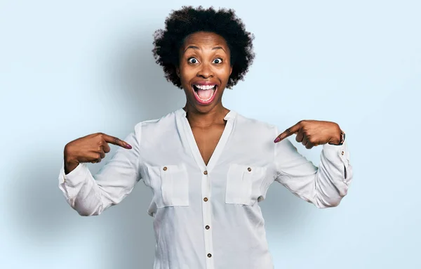 Mujer Afroamericana Con Pelo Afro Señalando Con Los Dedos Misma — Foto de Stock