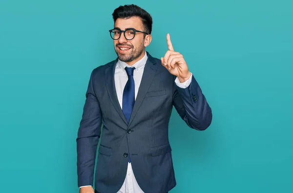 Hispanischer Mann Mit Bart Businessanzug Und Krawatte Mit Erhobenem Zeigefinger — Stockfoto