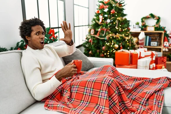 Junger Afrikanisch Amerikanischer Mann Sitzt Auf Dem Sofa Und Trinkt — Stockfoto