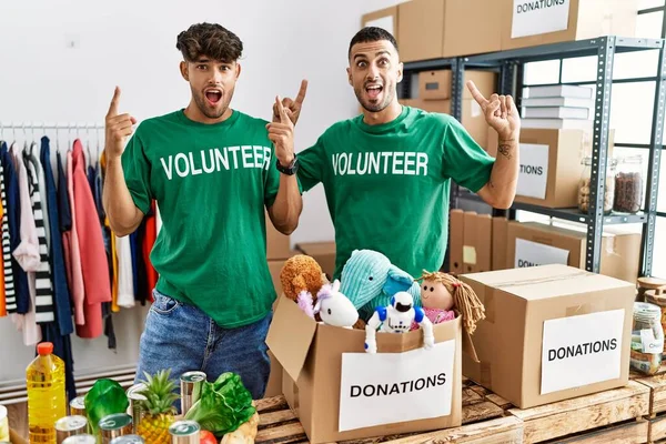 Joven Pareja Gay Vistiendo Camiseta Voluntaria Las Donaciones Pie Sonriendo —  Fotos de Stock