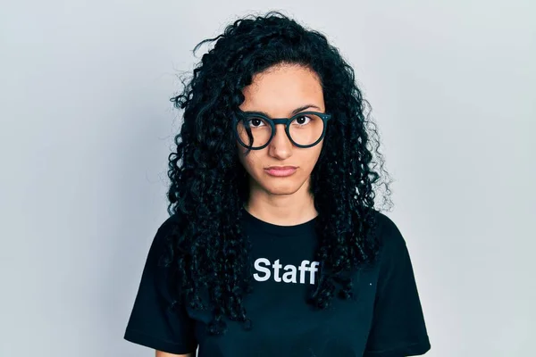 Mujer Hispana Joven Con Pelo Rizado Vistiendo Camiseta Del Personal — Foto de Stock