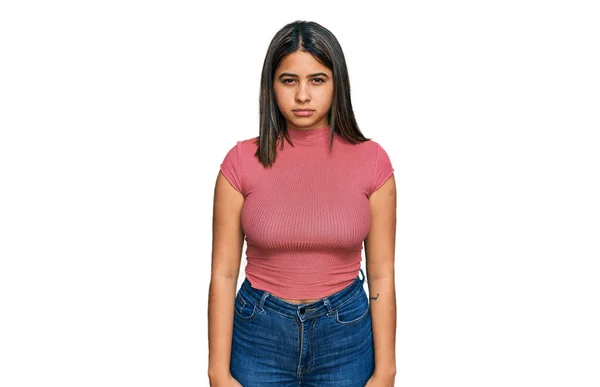 Chica Hispana Joven Con Camiseta Casual Escéptica Nerviosa Frunciendo Ceño — Foto de Stock