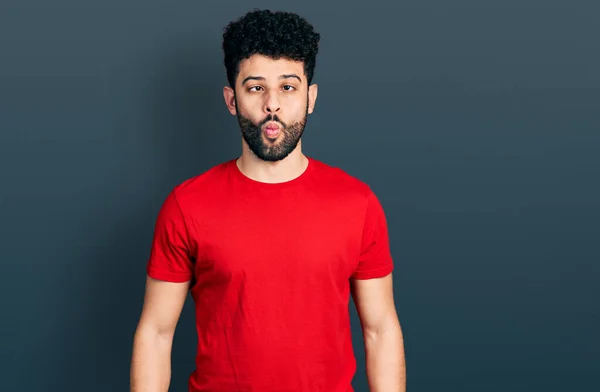 Ung Arabisk Man Med Skägg Klädd Avslappnad Röd Shirt Gör — Stockfoto