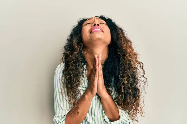 Νεαρή Λατίνα Γυναίκα Φορώντας Casual Ρούχα Επαιτεία Και Προσεύχεται Χέρια — Φωτογραφία Αρχείου