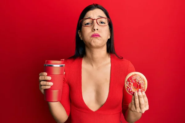 Mujer Latina Joven Comiendo Donut Bebiendo Café Soplando Mejillas Con — Foto de Stock