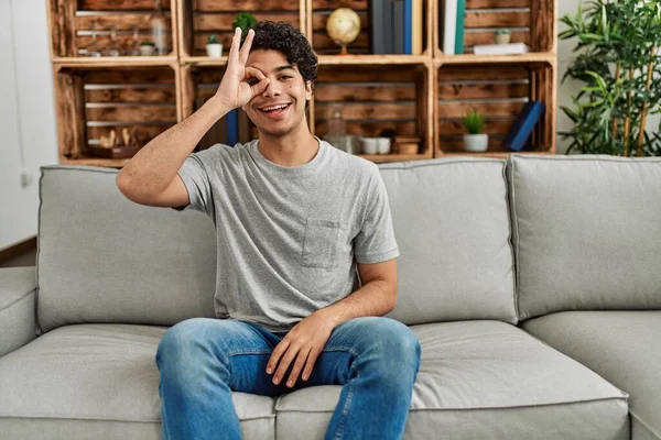 Jonge Spaanse Man Met Casual Kleding Bank Thuis Glimlachend Gelukkig — Stockfoto