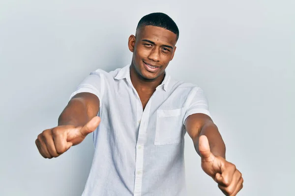 Jeune Homme Noir Portant Une Chemise Blanche Décontractée Approuvant Faire — Photo