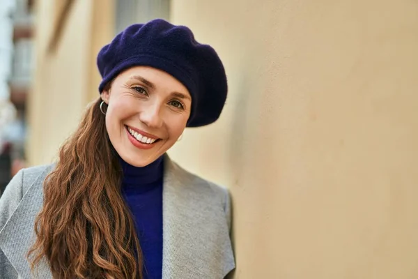 Jovem Loira Sorrindo Feliz Cidade — Fotografia de Stock