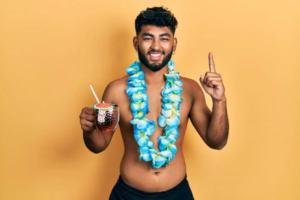 Arabský Muž Vousy Plavkách Havajským Lei Popíjejícím Koktejl Usmívající Nápadem — Stock fotografie