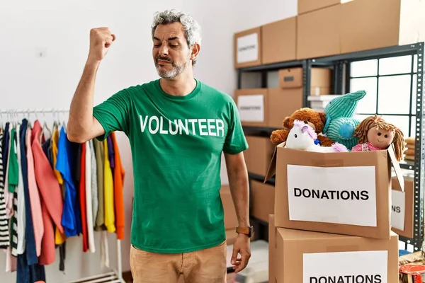 Middelbare Leeftijd Spaanse Man Dragen Vrijwilliger Shirt Bij Donaties Staan — Stockfoto