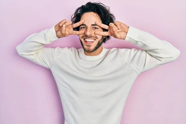 Bonito Homem Hispânico Vestindo Camisola Branca Casual Fazendo Símbolo Paz — Fotografia de Stock