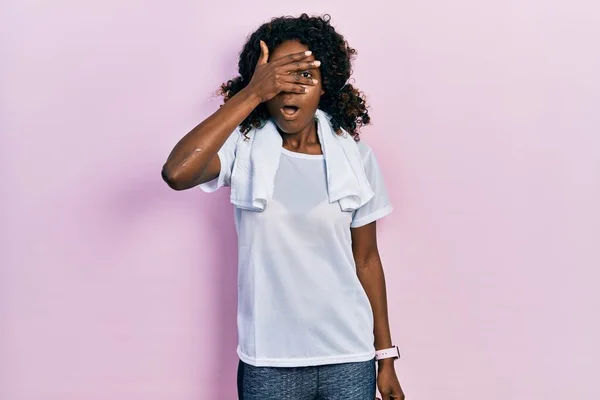 Ung Afrikansk Amerikansk Kvinna Bär Sportkläder Och Handduk Kika Chock — Stockfoto