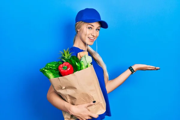 Junge Kaukasische Frau Kurieruniform Mit Einkäufen Aus Dem Supermarkt Die — Stockfoto