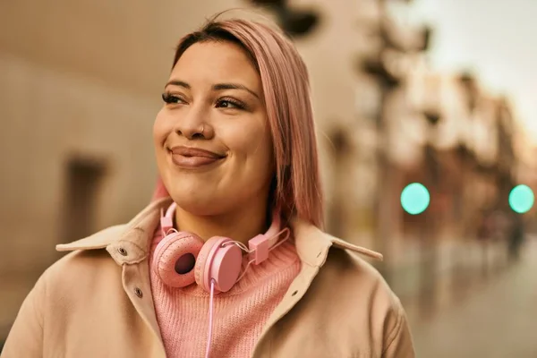 Junges Hispanisches Mädchen Lächelt Glücklich Mit Kopfhörern Die Stadt — Stockfoto