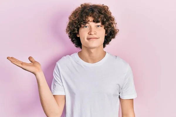 Guapo Joven Con Camiseta Blanca Casual Sonriente Alegre Presentando Señalando —  Fotos de Stock