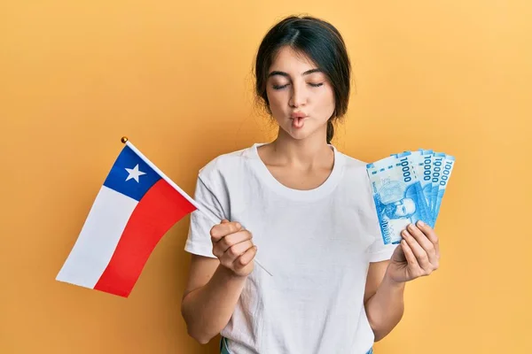 Joven Mujer Caucásica Sosteniendo Bandera Chile Billetes Chilenos Haciendo Cara —  Fotos de Stock