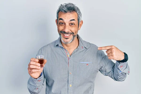 Pohledný Muž Středního Věku Šedivými Vlasy Pití Whisky Výstřel Ukazující — Stock fotografie