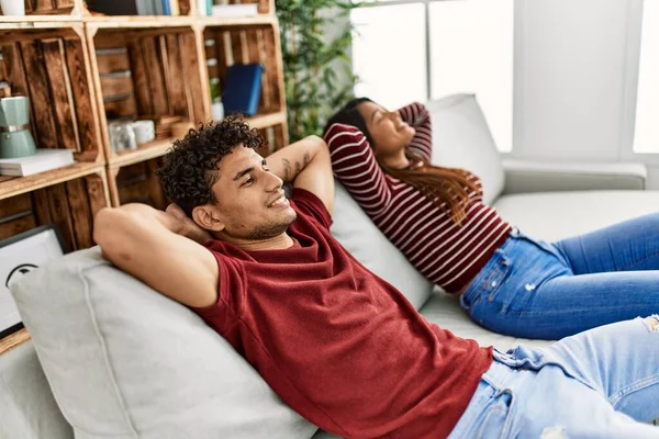 Young Latin Couple Smiling Happy Relaxed Hands Head Sitting Sofa — Stock Photo, Image