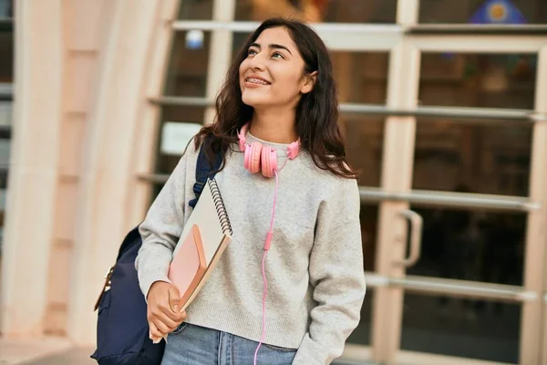 Jong Midden Oosten Student Meisje Glimlachen Gelukkig Holding Boek Stad — Stockfoto