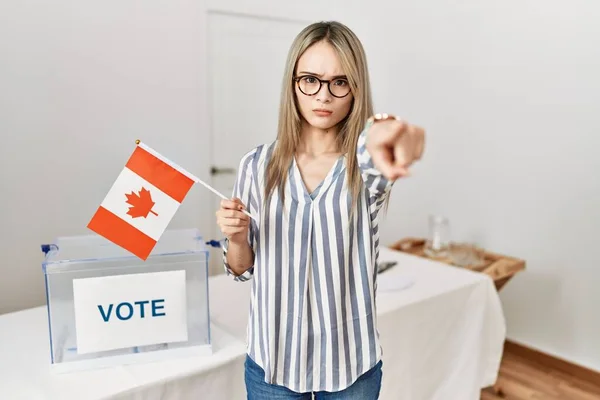 Mujer Joven Asiática Las Elecciones Campaña Política Sosteniendo Bandera Canadá —  Fotos de Stock