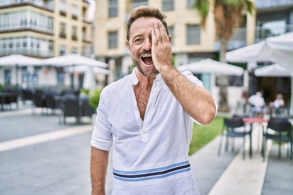 Homem Meia Idade Livre Cidade Cobrindo Olho Com Mão Sorriso — Fotografia de Stock